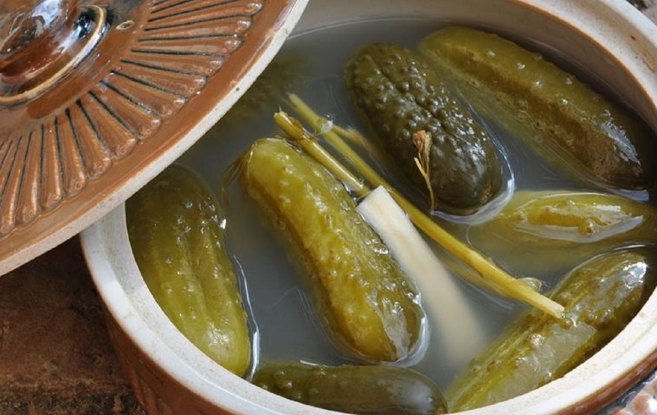 Пити чи не пити? Дієтолог розкрив усю правду про огірковий розсіл