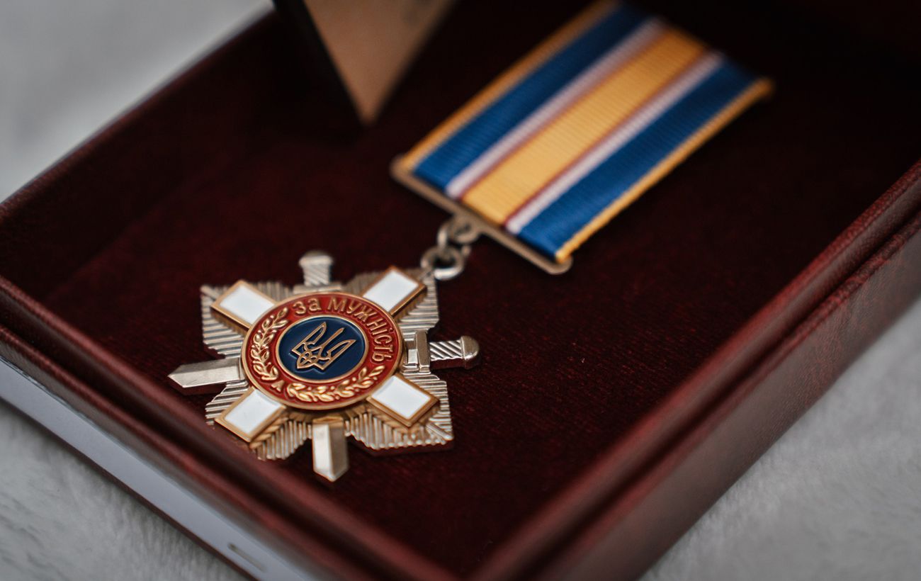 Рятували дітей після обстрілів: Зеленський нагородив журналіста та військового орденами