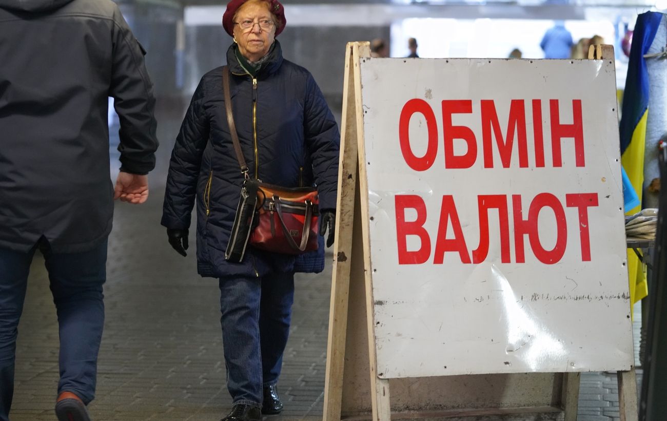 Курс пішов угору: скільки коштують 100 доларів в обмінниках 4 лютого