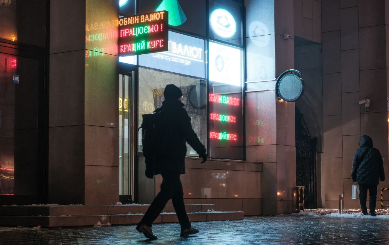 Курс євро впав нижче 51 гривні: чи варто інвестувати в валюту зараз і які ризики