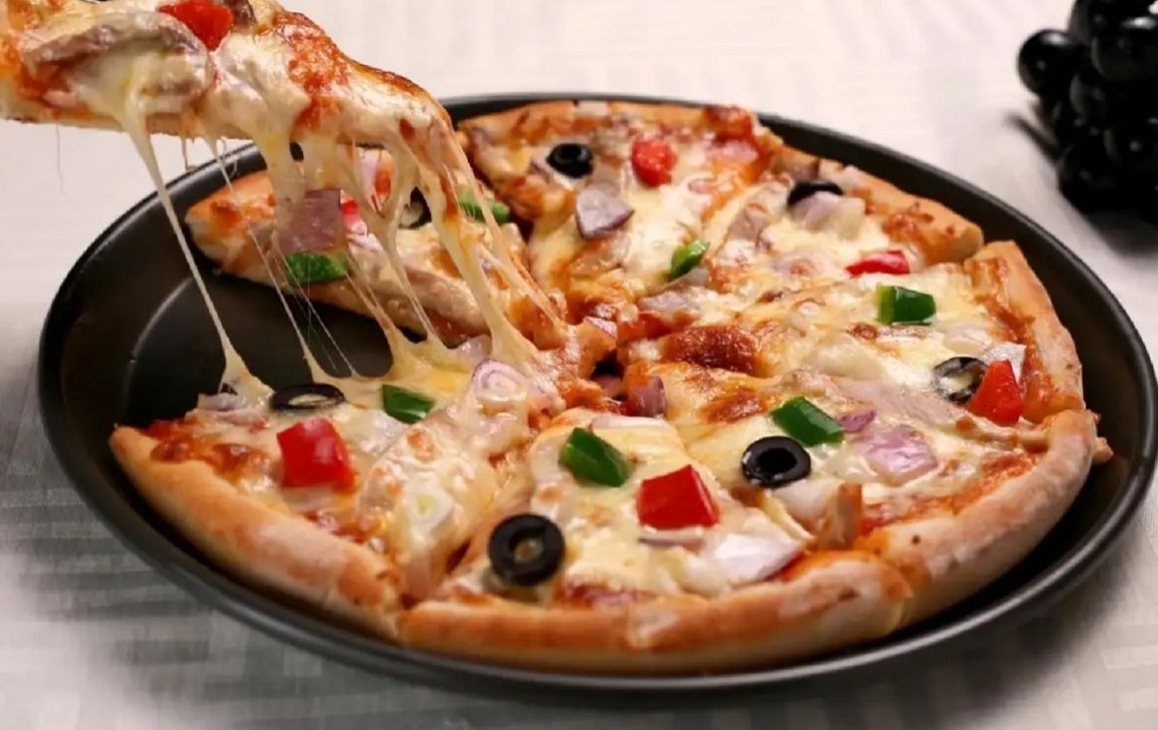 Лінива піца за 10 хвилин: рецепт на сковороді, який "підірвав" соцмережі
