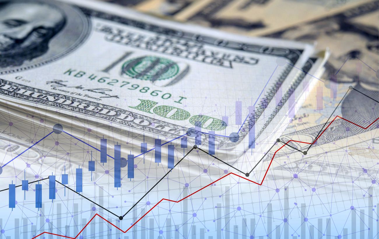 Долар знову по 43: Нацбанк оновив курс на понеділок - що відбувається з валютою