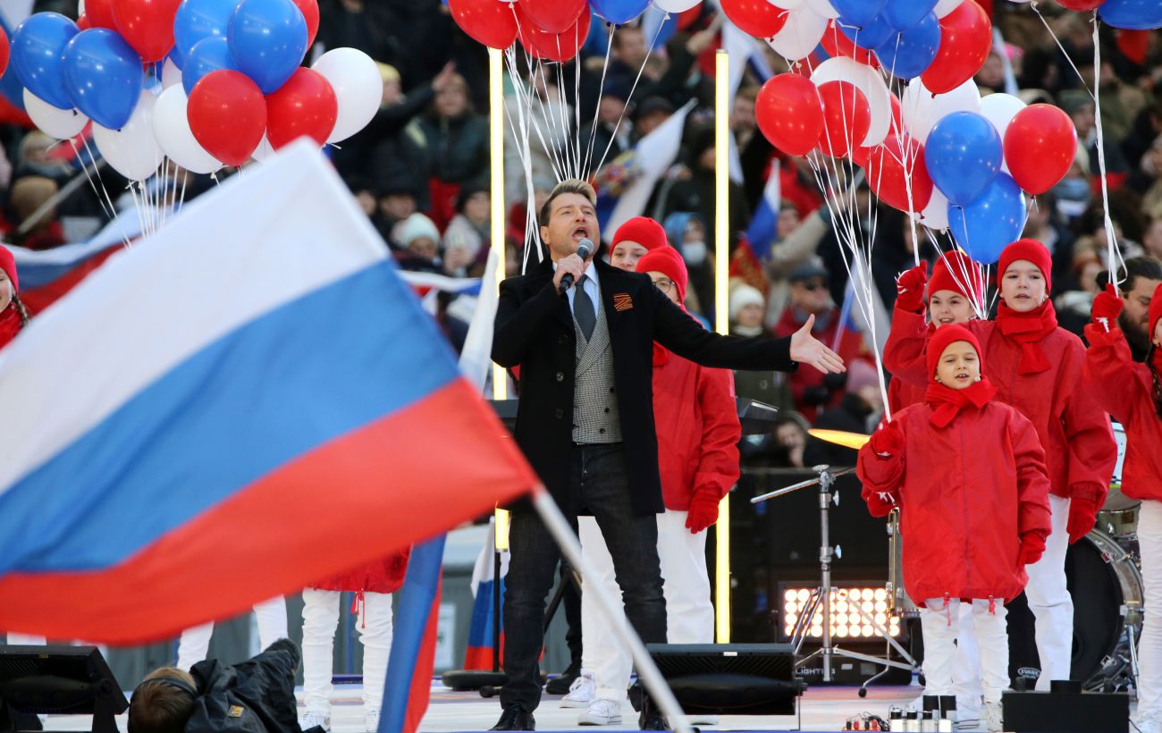 Замість мікрофонів - автомати: як в окупованому Донецьку школярів готують до війни