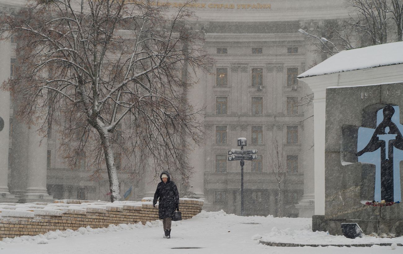 Сильний сніг, вітер та хуртовини: частину України завтра накриє негода