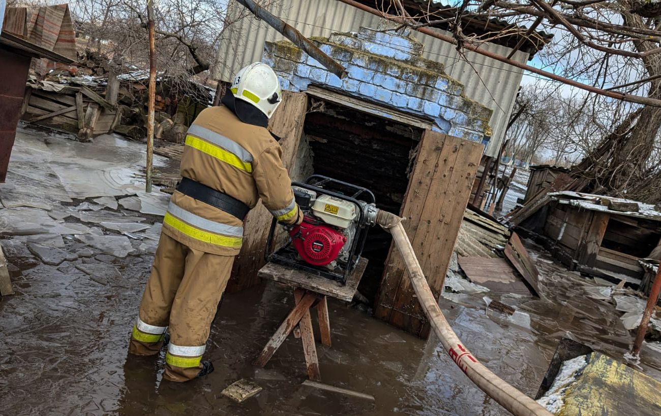 Підтоплення, ожеледиця й перекриті дороги: де в Україні негода наробила лиха