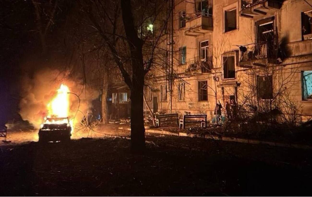 Горять "Епіцентр" та авто, пошкоджені будинки та інфраструктура: все про атаку на Запоріжжя