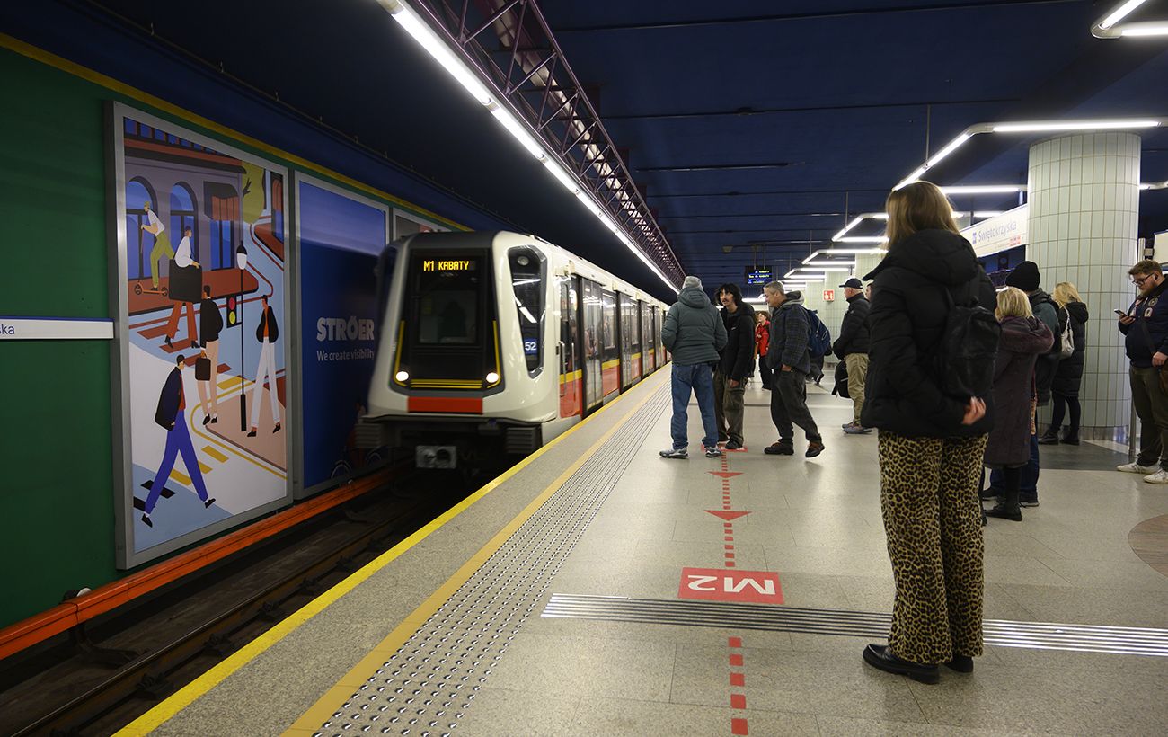Метро Варшави перетворять на укриття для 100 тисяч людей: що вже звозять на склади