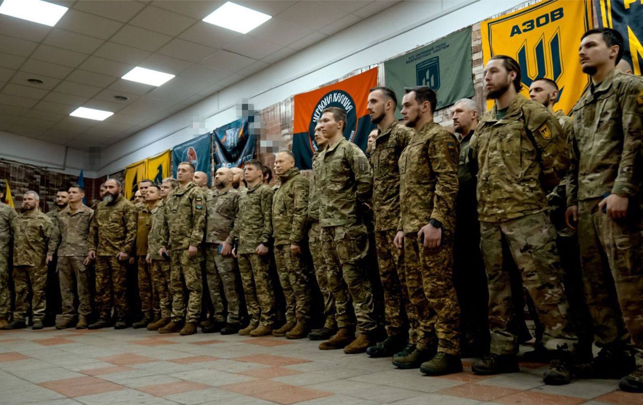 "Ви - приклад для наслідування". Сирський на Східному напрямку нагородив військових