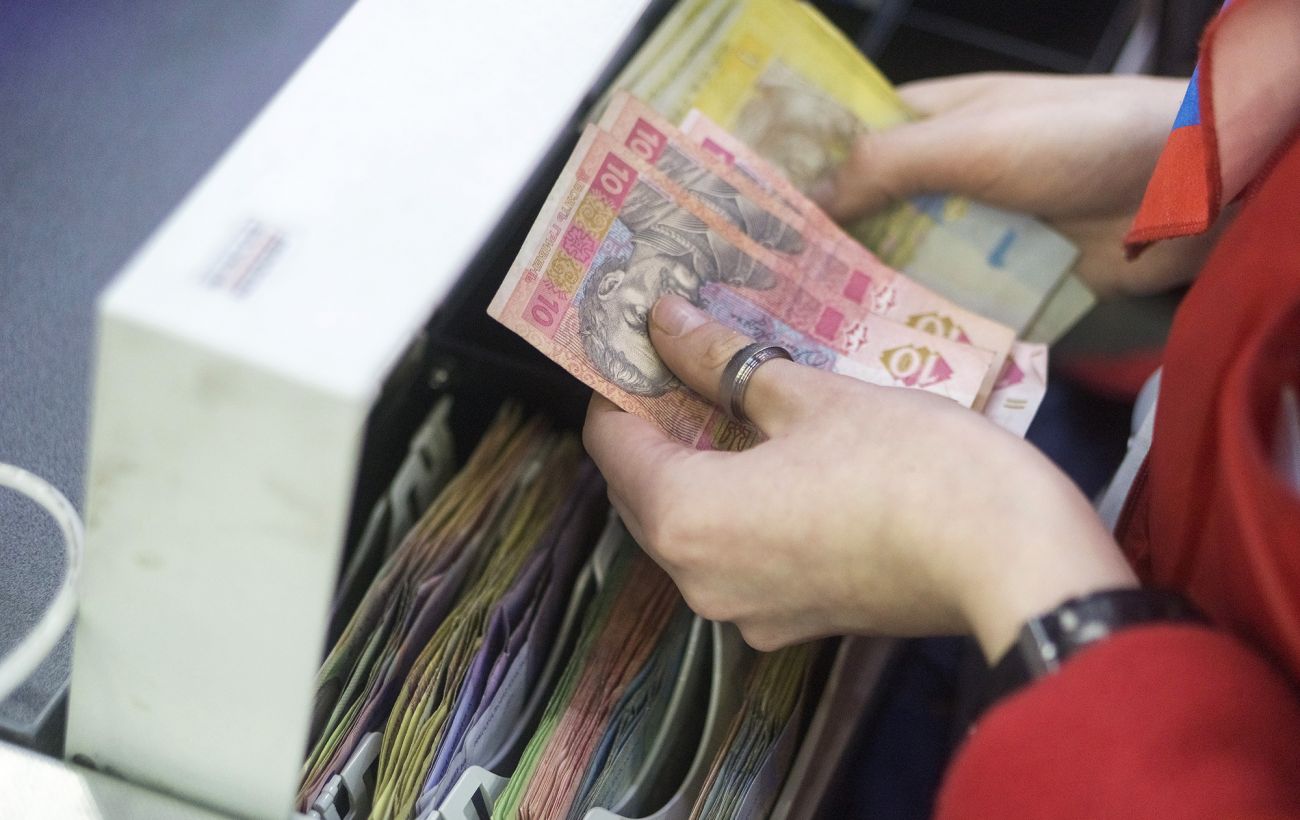 Більше не гроші: які саме "дрібні" банкноти вилучили з обігу і як їх обміняти