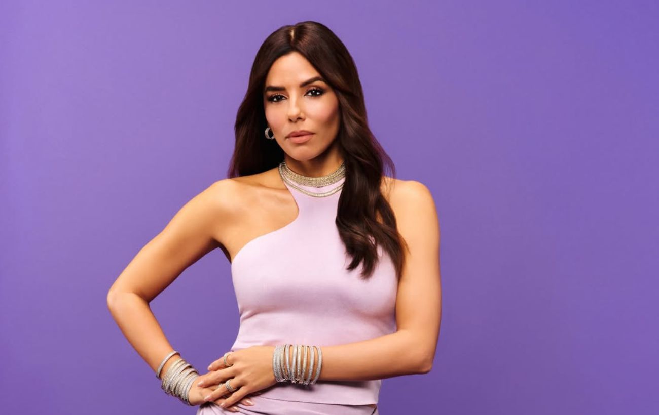 Така футболка миттєво псує образ із широкими джинсами: приклад Єви Лонгорії