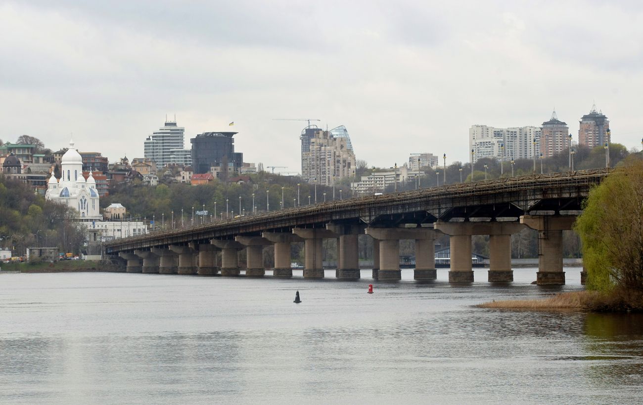 У Києві прорвало тепломережу на мосту Патона: два райони залишились без опалення
