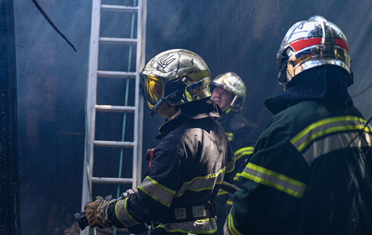 "Шахеди" масовано накрили передмістя Одеси: пошкоджено будинки та склад в порту