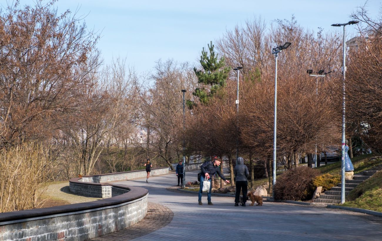 Плюс навіть вночі, але наближається похолодання: названо дату, коли погода зміниться