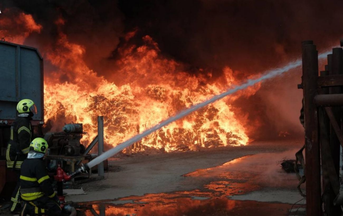 У Києві спалахнула масштабна пожежа на тисячі "квадратів" (фото, відео)