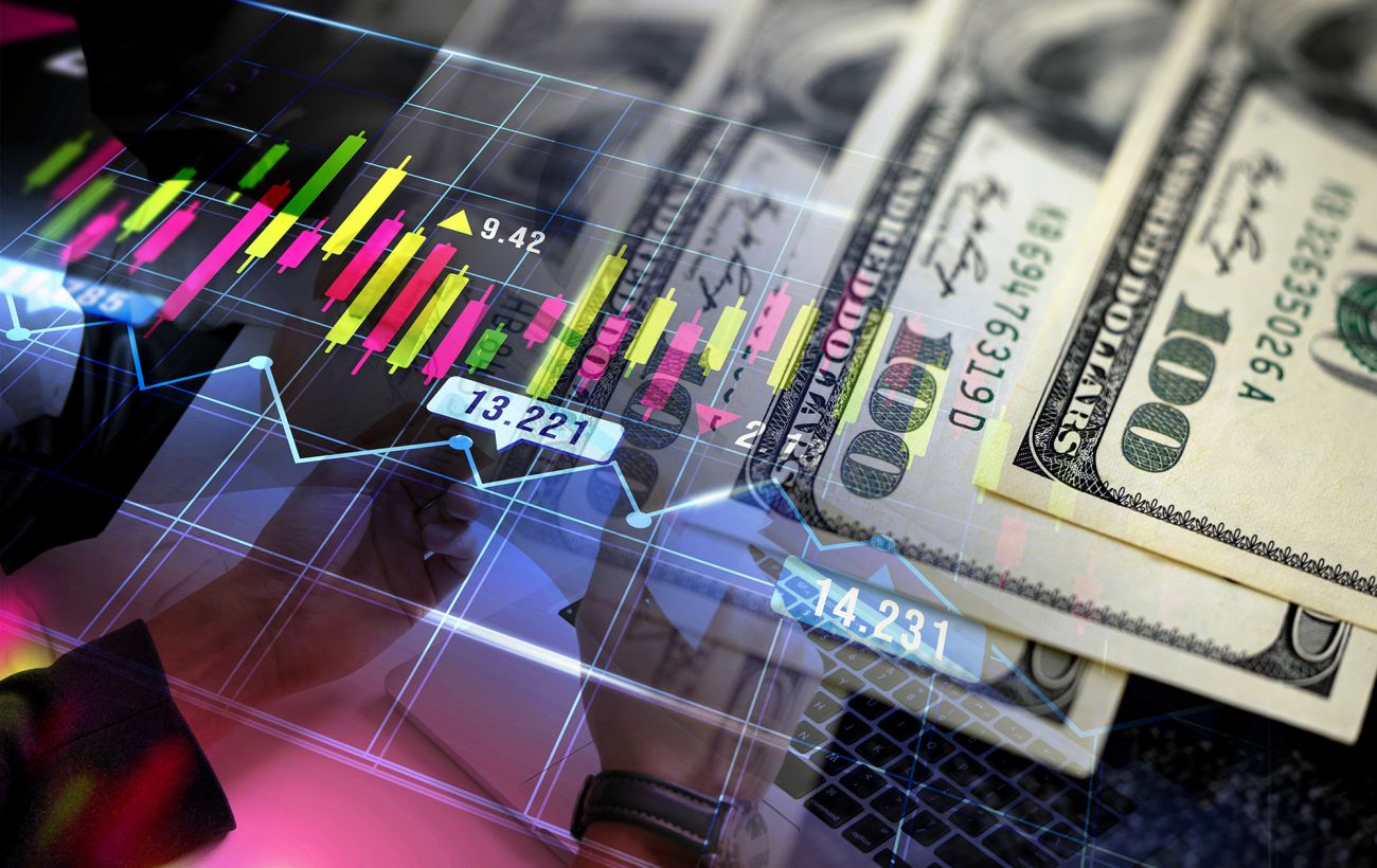 Євро відкотилося, долар підріс: курс на 3 квітня та як ціни на пальне тиснуть на валюту