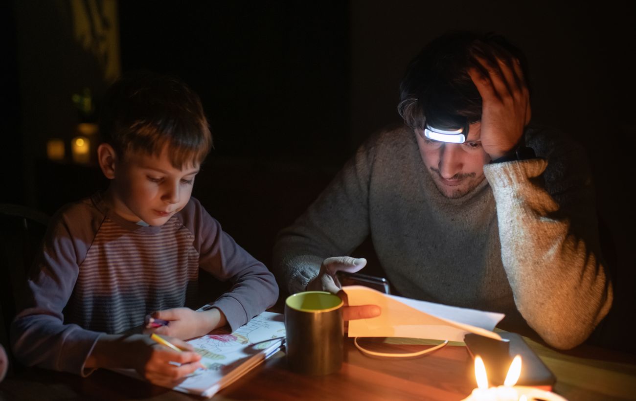 Кому в Україні відключатимуть світло у понеділок: графіки на 13 квітня