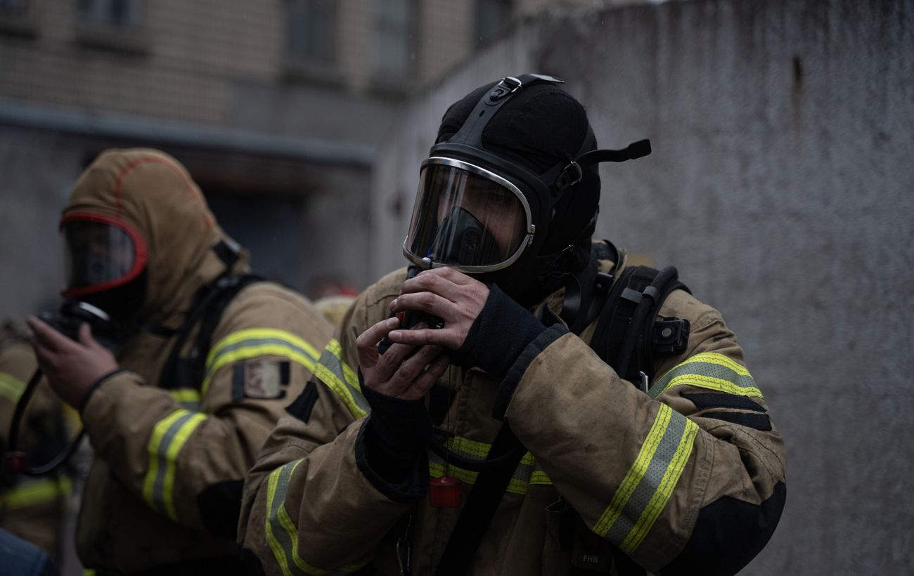 РФ вдарила ракетою по Дніпру: є поранені, багато "важких" (фото)