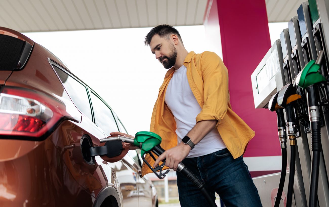 Ціни на АЗС пішли вниз: скільки коштує пальне ввечері 17 квітня