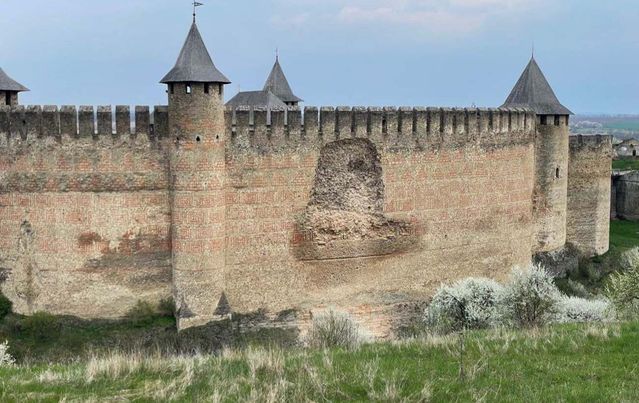 У Хотинській фортеці обвалився стародавній мур (фото)