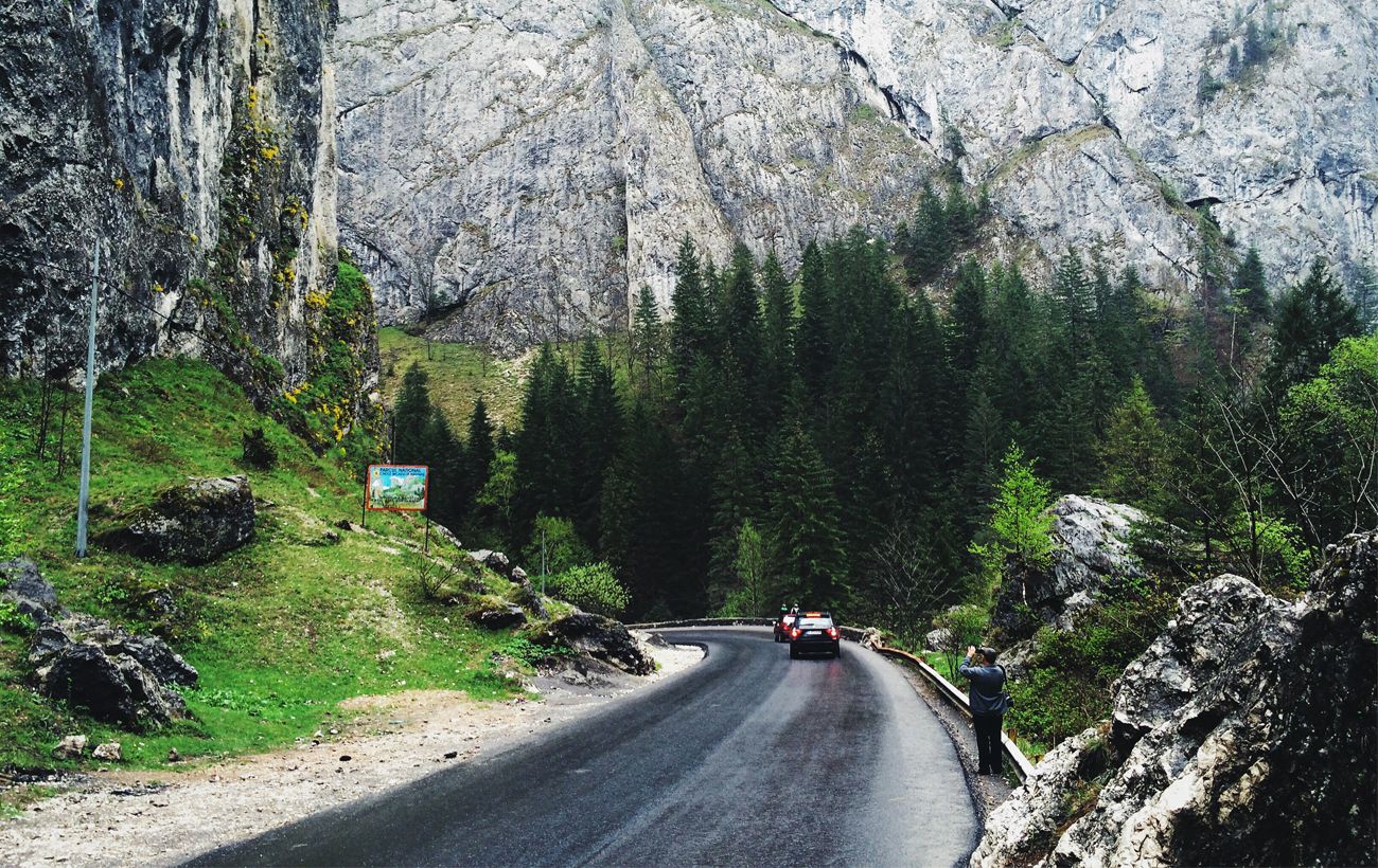 Це місце зведе вас з розуму: як побачити містичне Червоне озеро та гігантські скелі Біказ