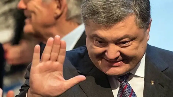 На руїнах садиби Шухевича, яку Порошенко пообіцяв відновити за власний кошт 18 місяців тому, сьогодні буяють метрові бур’яни, – Гладких