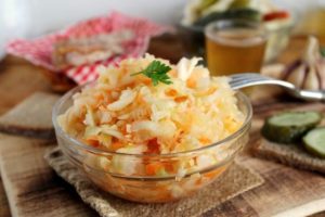 Квашена капуста: користь та шкода для організму, для жінок та чоловіків