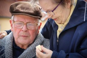 В Україні пенсіонери змушують дітей платити їм довічні елементи: що каже суд