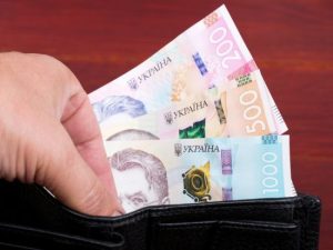 Скорочення зарплат бюджетникам: економіст відповів, коли Україна буде змушена почати друк грошей