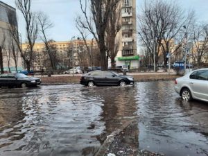 На столичній Русанівці прорвало водогін: без води залишилися будинки та заклади освіти (фото, відео)
