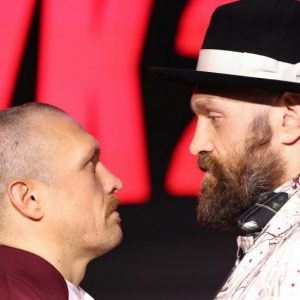 Усик і Ф’юрі провели пресконференцію та надзвичайно довгу битву поглядів перед реваншем (відео)