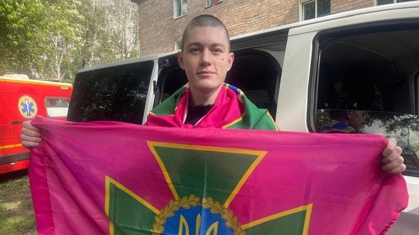 Рідні впізнали Сергія, щойно той вийшов з автобуса: щемлива зустріч через три роки полону